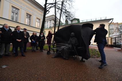 Москва. (слева направо) Президент Фонда Достоевского Игорь Волгин, председатель Российского Военно-исторического общества Владимир Мединский и кинорежиссер Владимир Бортко на церемонии открытия памятника Н.В. Гоголю на территории усадьбы Васильчиковых.