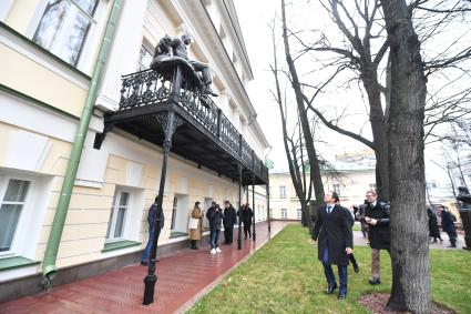 Москва. Председатель Российского Военно-исторического общества Владимир Мединский (второй справа) на церемонии открятия памятника М.А.Булгакову. Скульптуру М.А.Булгакову установили на балконе второго этажа усадьбы Васильчиковых.