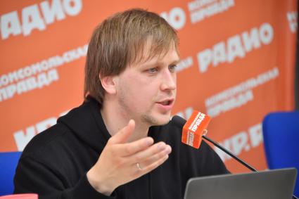 Москва. SMM-менеджер Служба Интернет-проектов `Комсомольской правды` (КП) Илья Лочканов проводит лекцию `Нетрадиционные СМИ` - Instagram и Clubhouse в рамках программы образовательного форума `Социальные медиа - 2021` в пресс-центре КП.