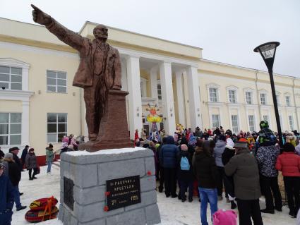 Ярославская область. г. Переславль-Залесский. Народные гуляния у памятника Ленину.