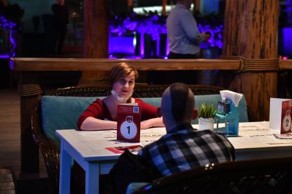 Москва. Парень с девушкой общаются на вечеринке `Быстрых свиданий`/Speed Dating в одном из столичных ресторанов.