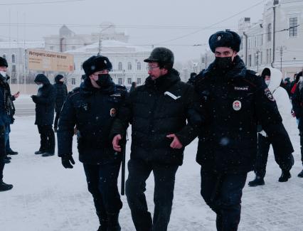 Томск. Сотрудники правоохранительных органов задерживают участника несанкционированной акции в поддержку Алексея Навального.