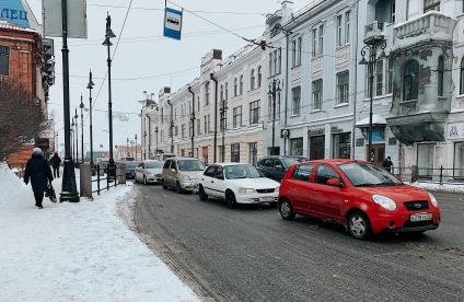 Томск. Автомобили на одной из улиц города.