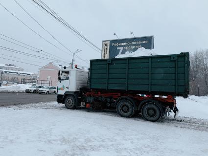 Томск. Машина со снегом на одной из улиц города.