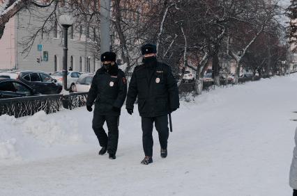Томск. Сотрудники полиции на одной из улиц города.