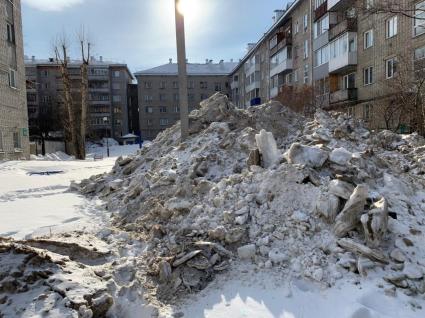 Томск. Сугробы на одной из улиц города.