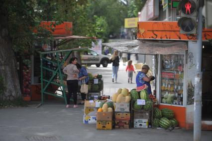 Екатеринбург. Торговля овощами и фруктами на одной из улиц города