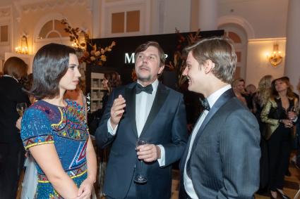 Москва. Екатерина Селиванова, актеры Андрей Фомин (в центре) и Павел Табаков на балу дебютанток журнала Tatler в Доме Пашкова.