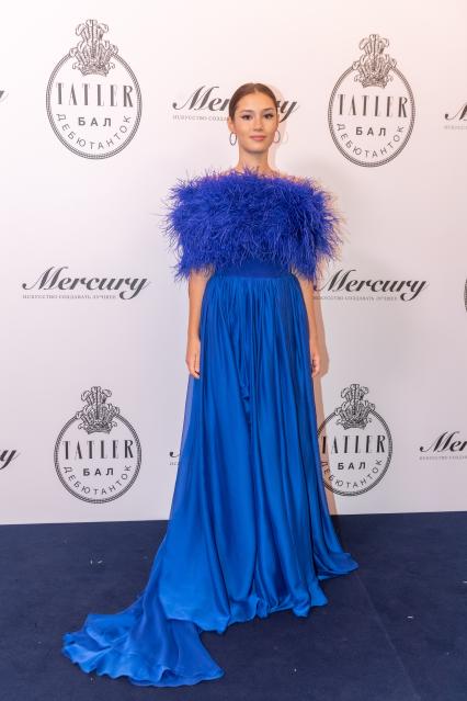 Москва. Дочь главного редактора глянцевого журнала `Shopping Guide` и телеканала `World Fashion` Екатерины Одинцовой и политика Бориса Немцова Дина Немцова на балу дебютанток журнала Tatler в Доме Пашкова.