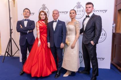 Москва. Певец Олег Газманов (в центре) с супругой Мариной, дочерью Марианной и сыновьями Родионом (слева) и Филиппом на балу дебютанток журнала Tatler в Доме Пашкова.