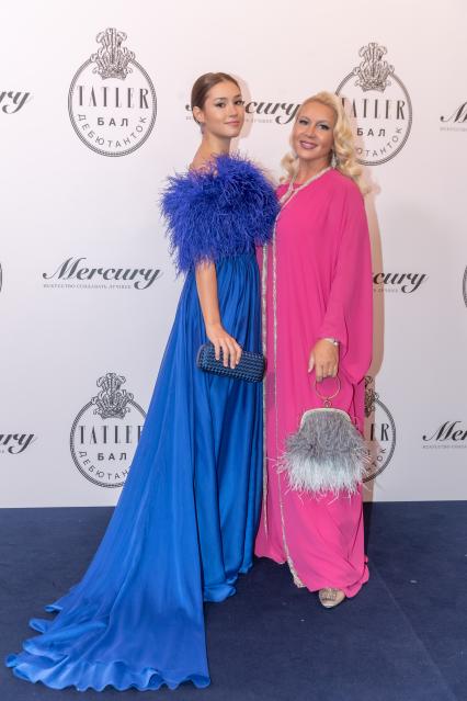 Москва. Главный редактор глянцевого журнала `Shopping Guide` и телеканала `World Fashion` Екатерина Одинцова с дочерью Диной Немцовой на балу дебютанток журнала Tatler в Доме Пашкова.