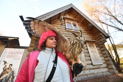 Москва.  Женщина сокольничий с филином  на выставке `Соколиная охота в Коломенском`.