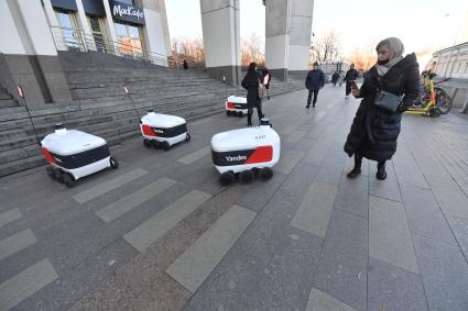 Москва.  Беспилотный Робот-курьер `Яндекс.Ровер`на одной из улиц города.