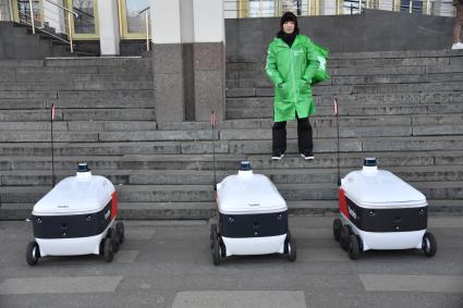 Москва.  Беспилотный Робот-курьер `Яндекс.Ровер`на одной из улиц города.