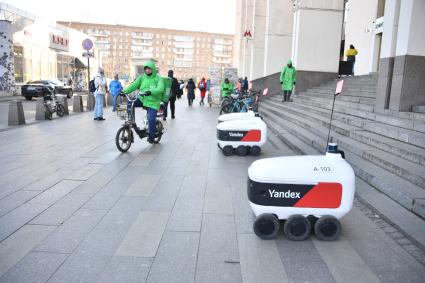 Москва.  Беспилотный Робот-курьер `Яндекс.Ровер`на одной из улиц города.