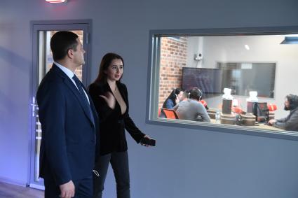 Москва. Губернатор Псковской области Михаил Ведерников и заместитель генерального директора Медиагруппы `Комсомольская правда`Анжелика Сулхаева в редакции `Комсомольская правда`.