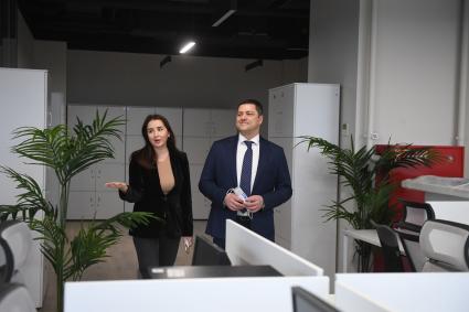 Москва.   Губернатор Псковской области Михаил Ведерников и заместитель генерального директора Медиагруппы `Комсомольская правда`Анжелика Сулхаева в редакции `Комсомольская правда`.