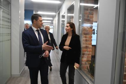 Москва. Губернатор Псковской области Михаил Ведерников и заместитель генерального директора Медиагруппы `Комсомольская правда`Анжелика Сулхаева в редакции `Комсомольская правда`.