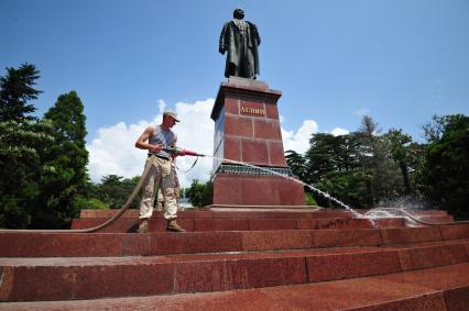 Крым. Ялта. Военнослужащие на одной из улиц  во время ликвидации последствий наводнения.