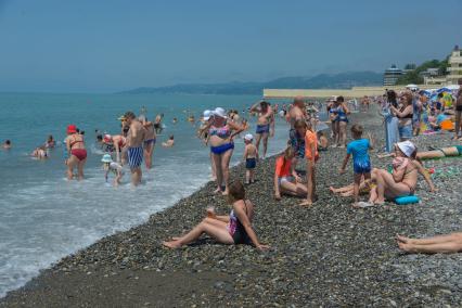Сочи. Отдыхающие на пляже Черного моря.
