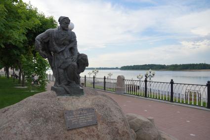 Рыбинск. Памятник бурлаку на Лоцманском бульваре.