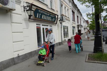 Рыбинск. Горожане на одной из улиц города.