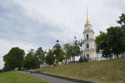 Рыбинск. Спасо-Преображенский кафедральный собор (слева).