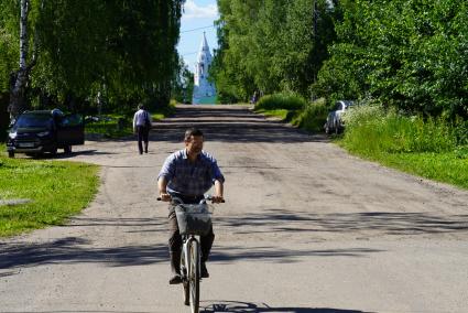 Ярославская область, Тутаев. Мужчина на велосипеде.