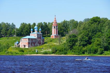 Ярославская область, Тутаев. Казанско-Преображенская церковь у реки Волги.