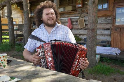 Ярославская область. Тутаев. Гармонист Михаил Коломыцев.