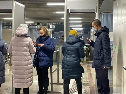 Казань. Проверка QR-кодов у пассажиров метро.