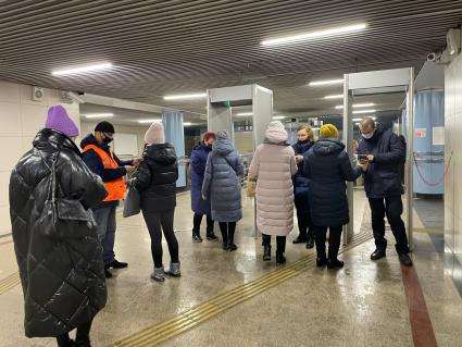 Казань. Проверка QR-кодов у пассажиров метро.