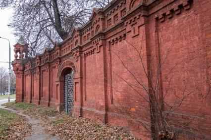 Москва.  Вид на усадьбу  Покровское- Глебово-Стрешнево  в парке `Покровское-Стрешнево`.