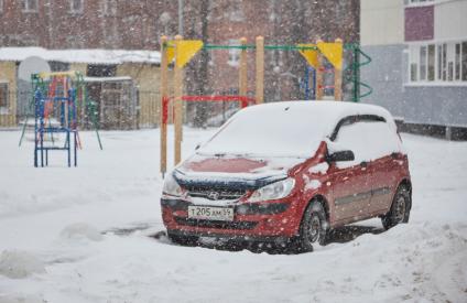 Пермь.  Машина под снегом.