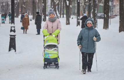 Пермь. Прохожие на заснеженной улице.