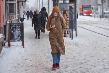 Пермь. Девушка на заснеженной улице.