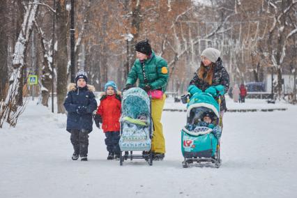 Пермь. Женщины с детьми на заснеженной улице.