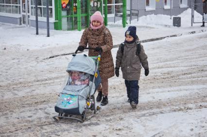 Пермь. Женщина с детьми на заснеженной улице.