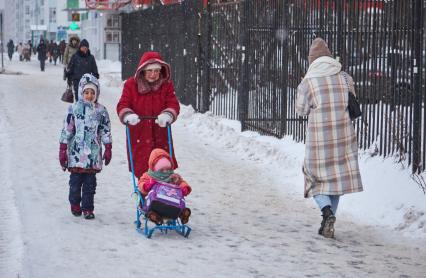 Пермь. Женщина с детьми на заснеженной улице.