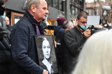 Москва. Церемония прощания с актрисой Ниной Руслановой у Дома кино.