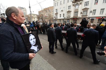 Москва. Вынос гроба с телом актрисы Нины Руслановой после церемонии прощания в Доме кино.