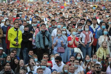 Санкт-Петербург. Болельщики во время просмотра трансляции матча 2-го тура группового этапа чемпионата Европы по футболу 2020 между сборными Финляндии и России в футбольной деревне УЕФА Евро-2020.