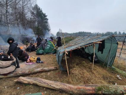 Белорусско-польская граница. Беженцы из Ближнего Востока в лагере нелегальных мигрантов.