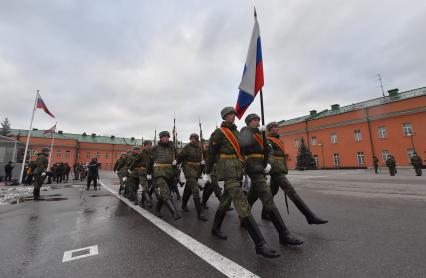 Москва. Военнослужащие знаменной группы роты почетного караула  Преображенского полка  во время занятий.