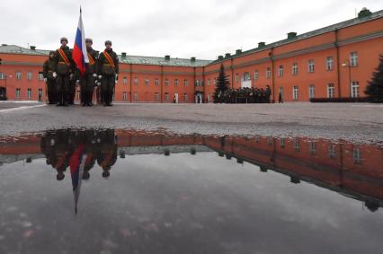 Москва. Военнослужащие знаменной группы роты почетного караула Преображенского полка  во время занятий.