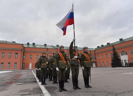 Москва. Военнослужащие знаменной группы роты почетного караула Преображенского полка  во время занятий.