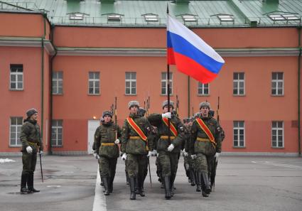 Москва. Военнослужащие знаменной группы роты почетного караула  Преображенского полка  во время занятий.