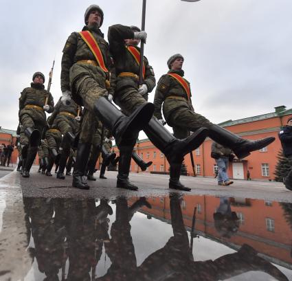 Москва. Военнослужащие знаменной группы роты почетного караула Преображенского полка  во время занятий.