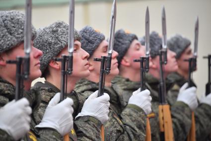 Москва. Военнослужащие роты почетного караула Преображенского полка во время занятий.