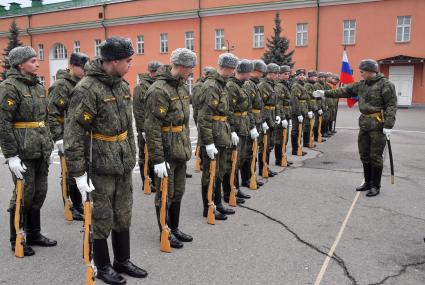 Москва. Военнослужащие роты почетного караула Преображенского полка во время занятий.